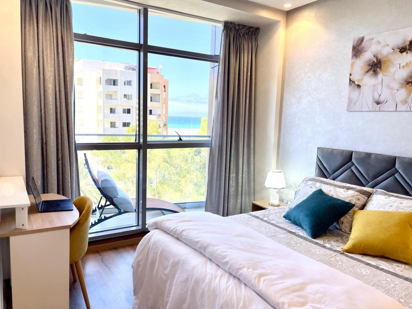 Modern Elegance With Sea Views In - Steps To Beach, Train And Attractions! Appartement